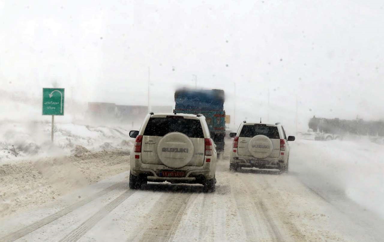 آخرین وضعیت راه‌ها در پی برودت هوا/ جاده‌های ۱۷ استان برفی و بارانی است